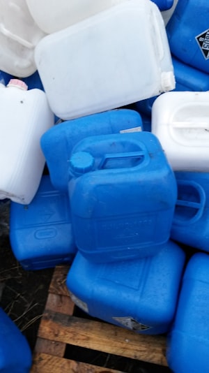 Емкость для воды канистры пластиковые непищевые  
